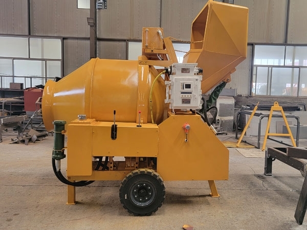 礦用濕噴臺車，礦用混凝土泵，礦用攪拌機發(fā)貨